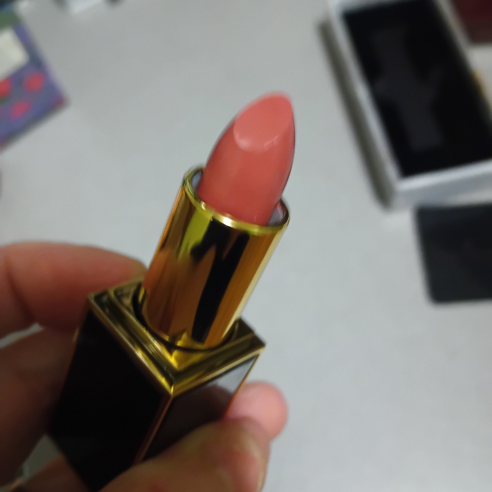 The Predire Prestige Luxurious.- Shade Secret Rose BNIB